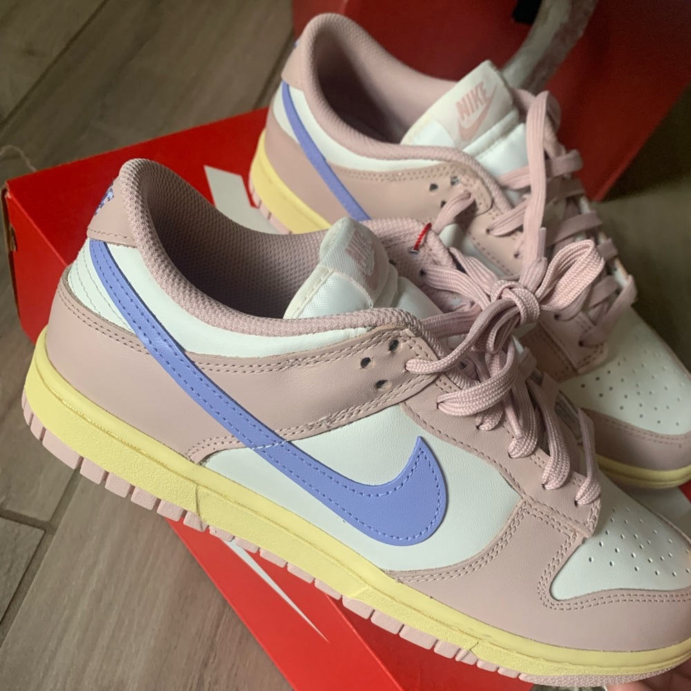 Nike Dunk Low pink Oxford.